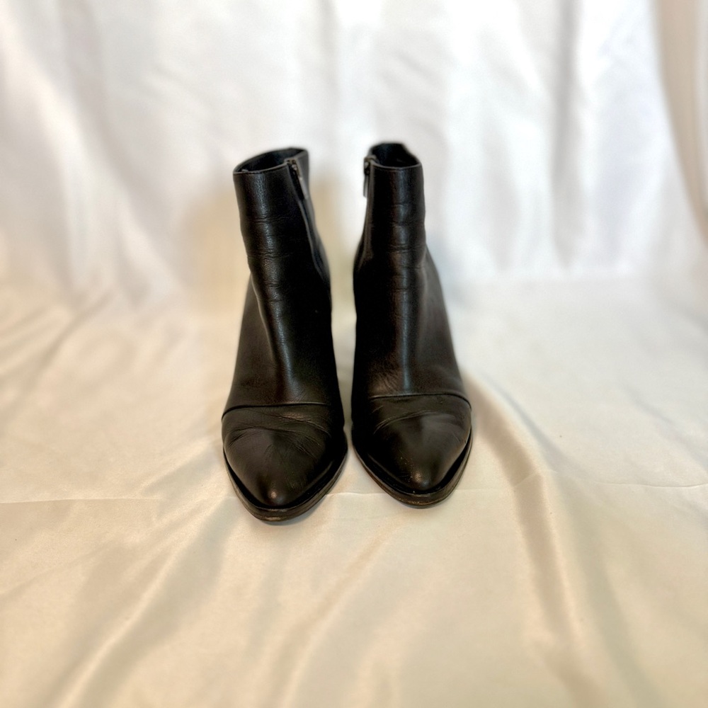 Vince. Vero Cuoio Sleek Black Leather Ankle Bootied